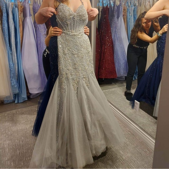 Mori Lee Prom/Wedding dress. Corset bodice with tulle and sparkles. Mermaid fit. - Picture 4 of 10